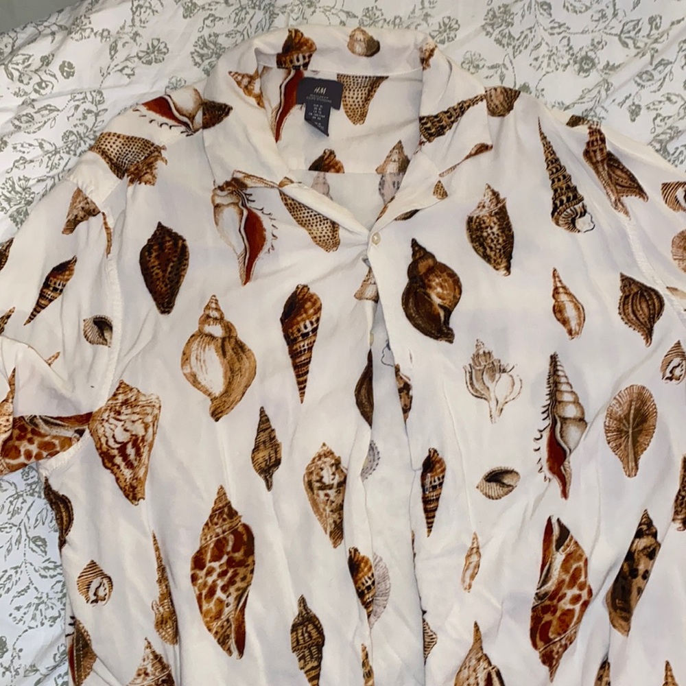 H&M men’s seashell button up. Size XL. EUC.